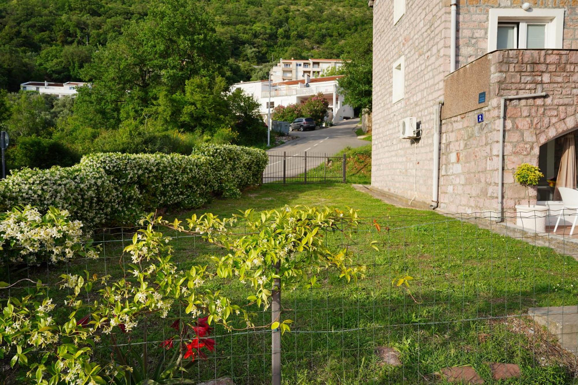 Apartments Pavlovic Petrovac Bagian luar foto